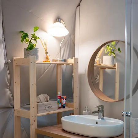 Luxury tent Glamping, Hot Tub & Projector By Nidumm *